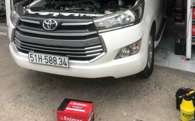 Thay bình ắc quy tại nhà cho xe Toyota Innova Cross | Giá tốt nhất