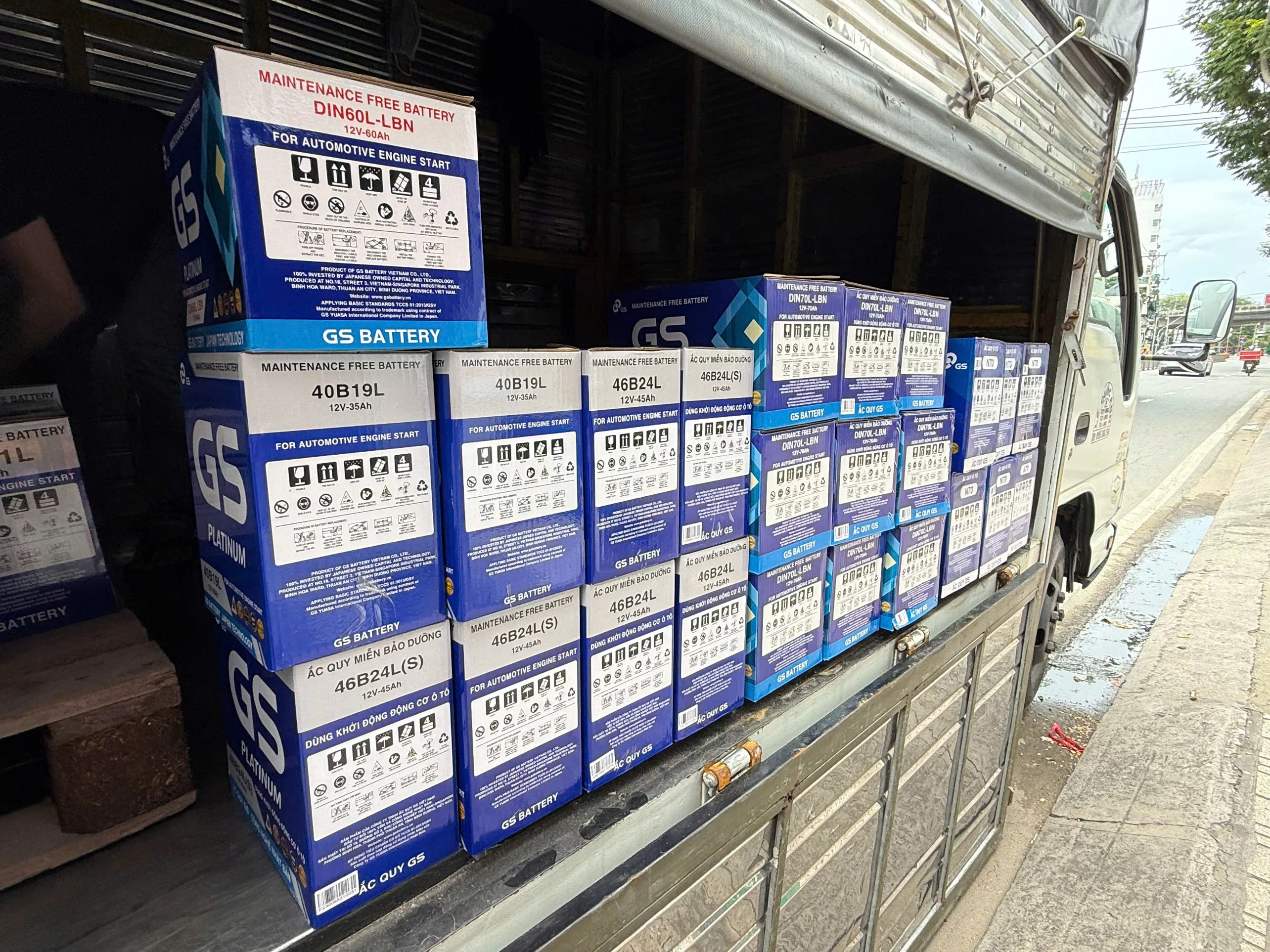 Bình ắc quy xe ô tô ford