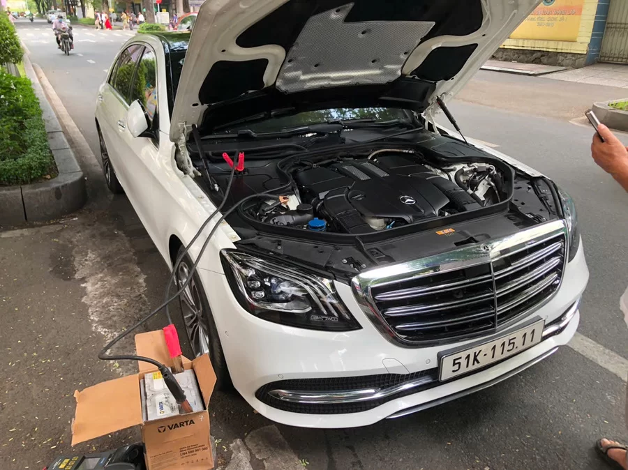 Thay bình ắc quy xe ô tô tại nhà