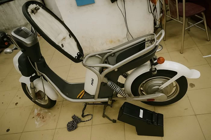 Thay ắc quy xe đạp điện chính hãng (1)