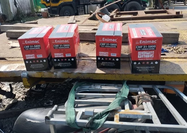 thay bình ắc quy xe container (12)