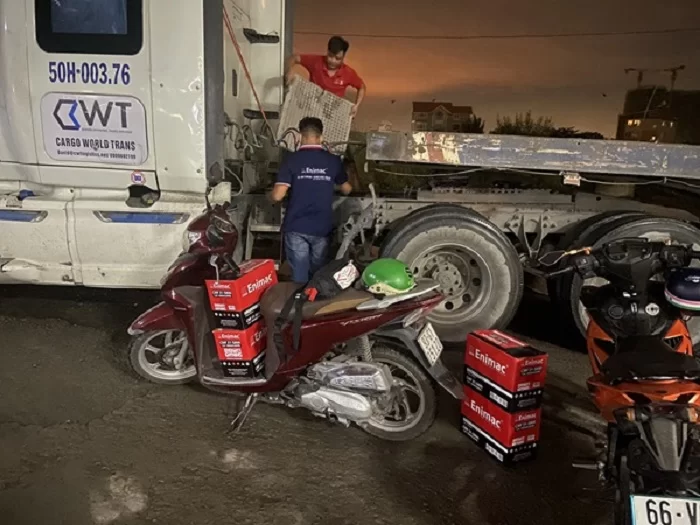 thay bình ắc quy xe container (8)