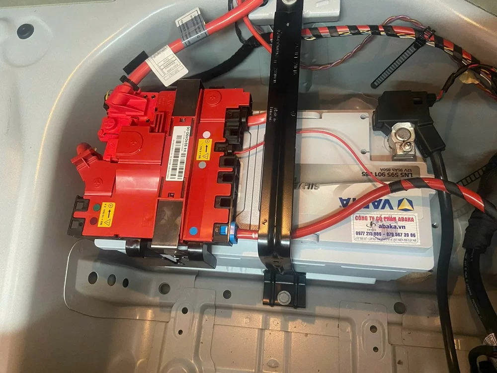 Thay bình ắc quy tại nhà cho xe BMW 3-Series