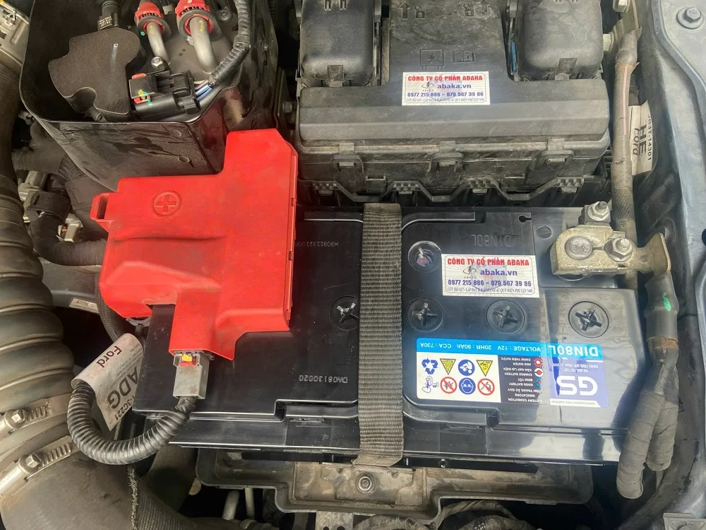 Thay bình ắc quy tại nhà cho xe Ford Everest 7