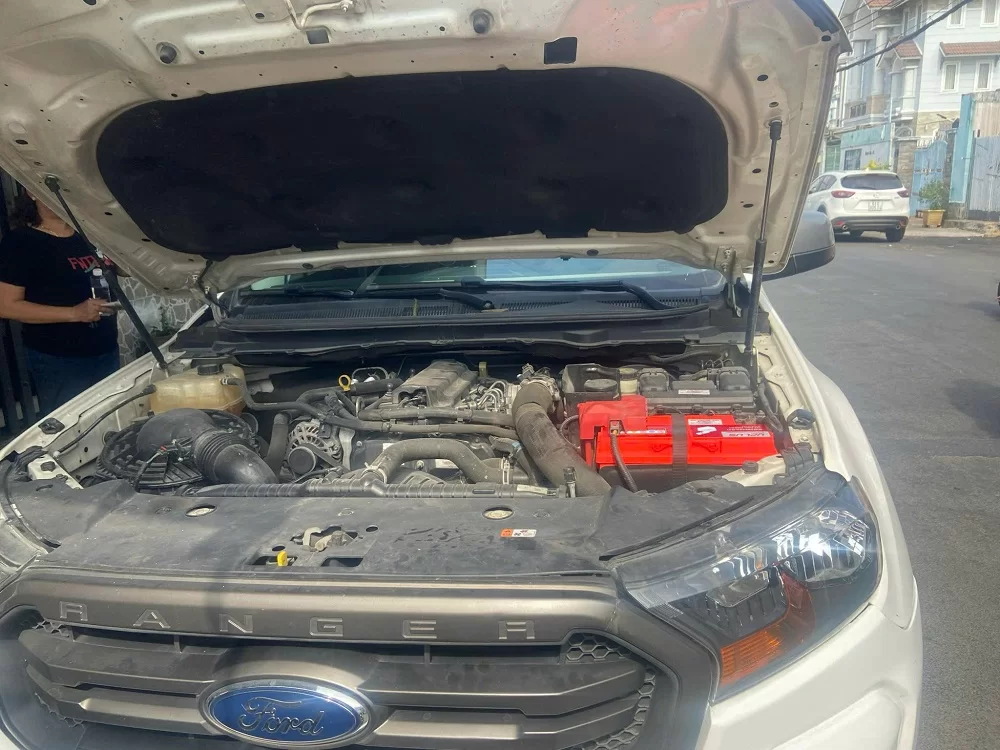 Thay bình ắc quy tại nhà cho xe Ford Ranger 3
