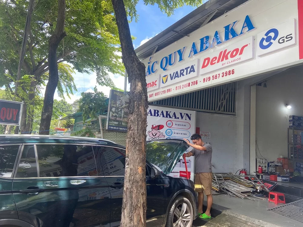 Thay bình ắc quy tại nhà cho xe Ford Everest 3