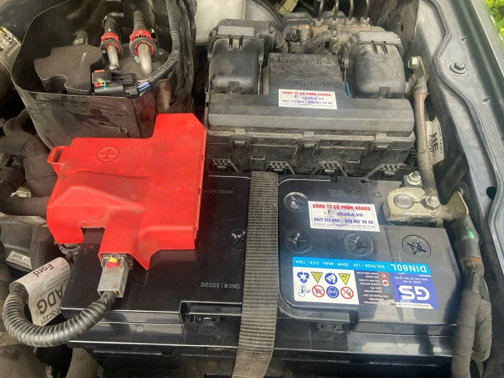 Thay bình ắc quy tại nhà cho xe Ford Ranger 4