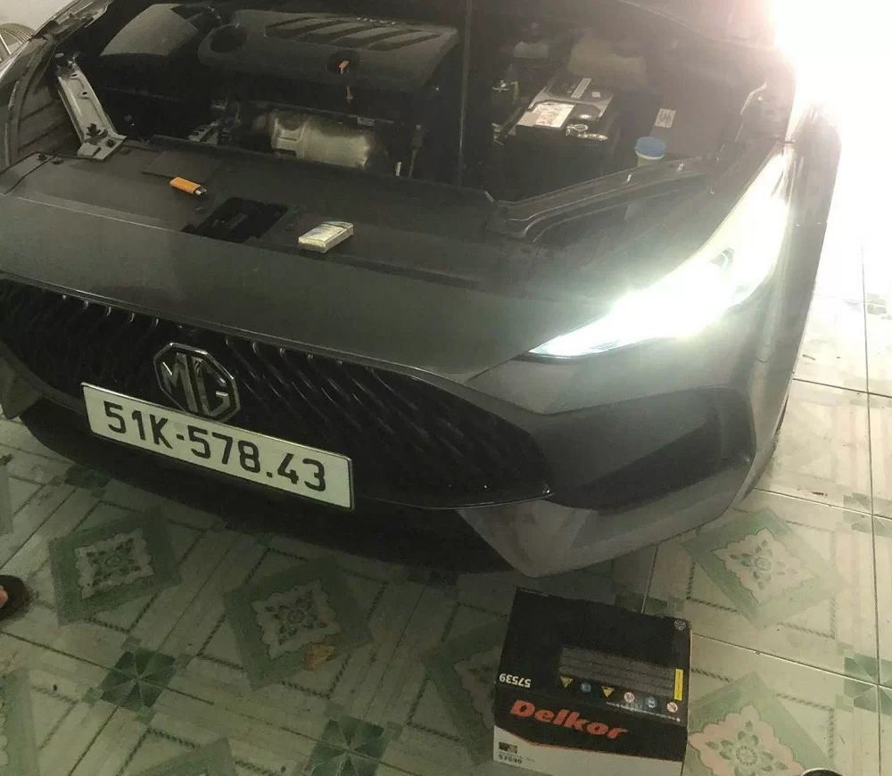 Thay bình ắc quy tại nhà cho xe MG ZS