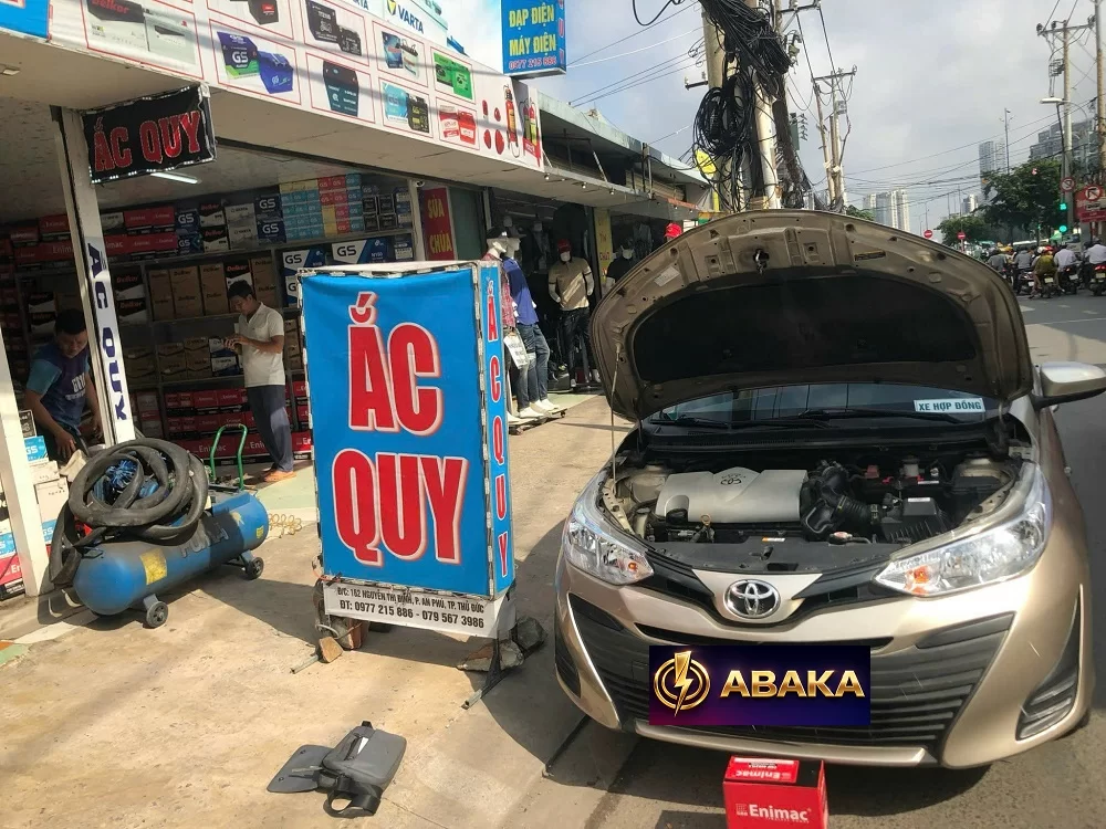 Thay ắc quy ô tô Toyota Vios