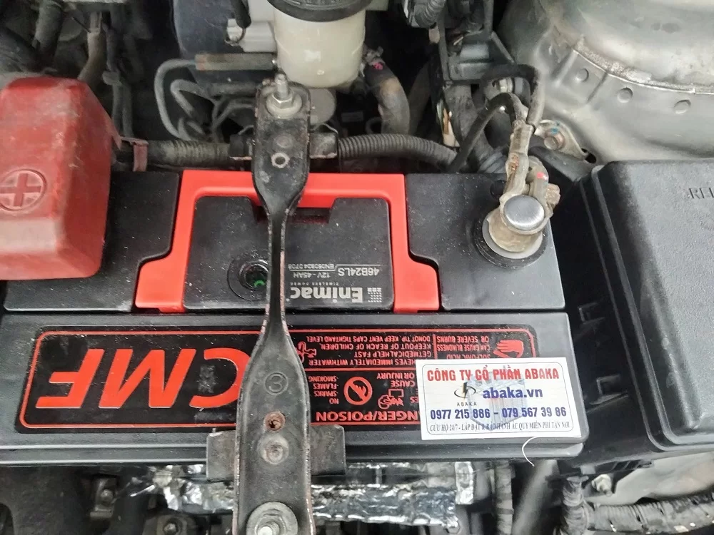 Thay ắc quy ô tô Toyota Vios