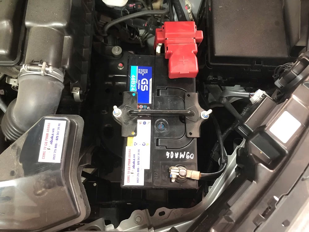 Thay ắc quy ô tô Toyota Vios