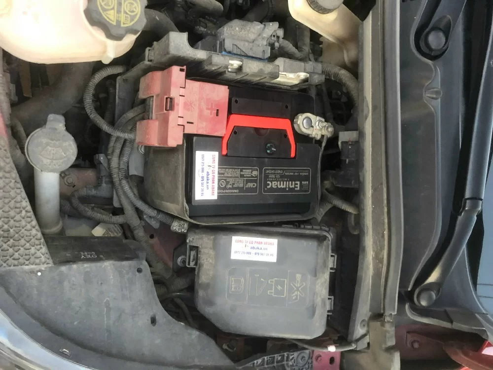 Thay ắc quy ô tô Toyota Corolla Cross