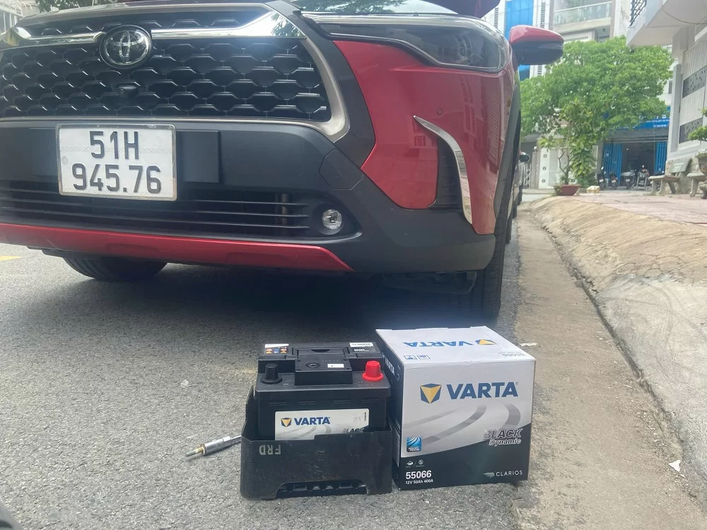 Thay ắc quy ô tô Toyota Corolla Cross