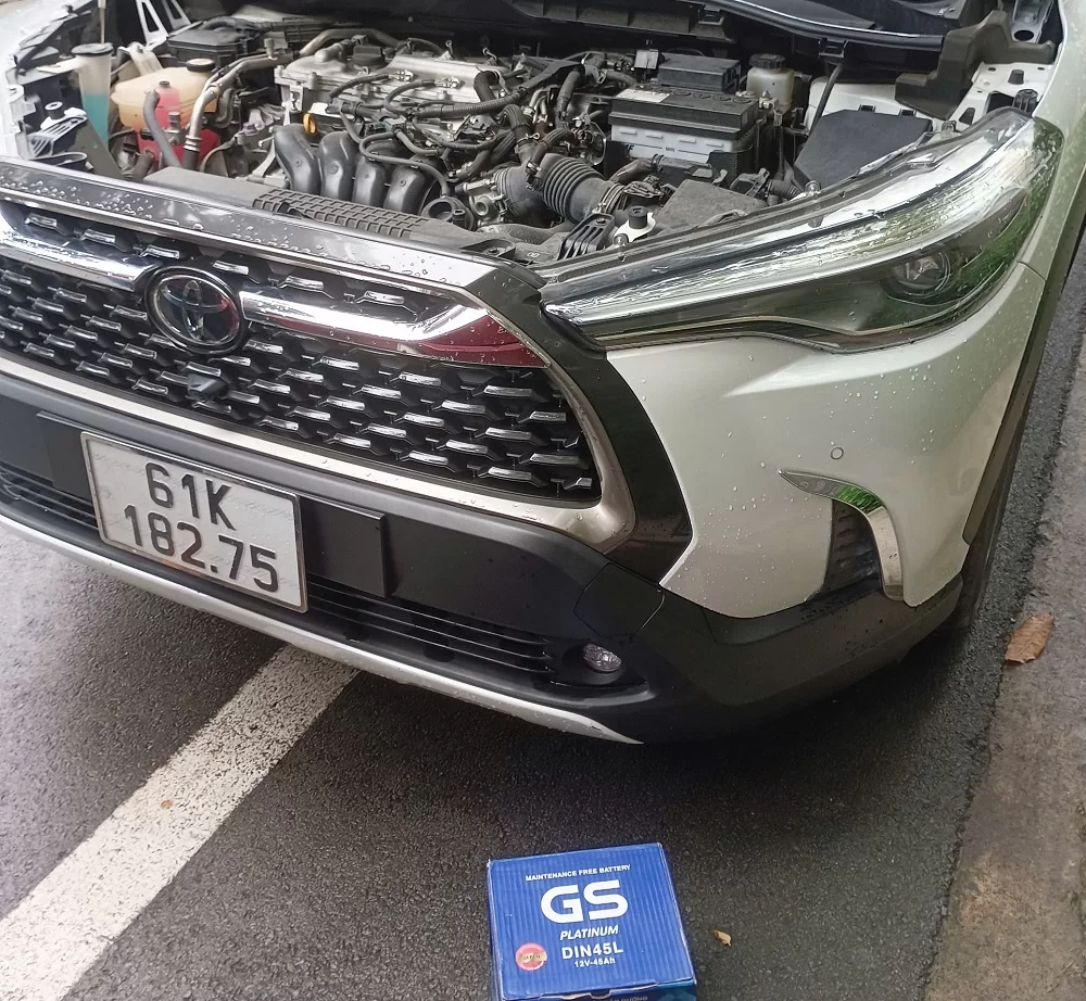 Thay ắc quy ô tô Toyota Corolla Cross