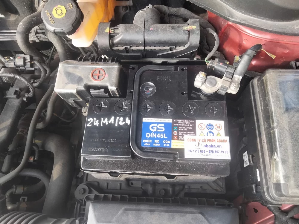 Thay ắc quy ô tô Toyota Corolla Cross