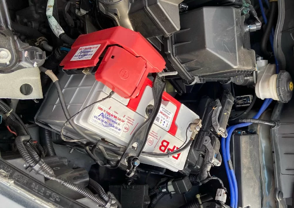 Thay bình ắc quy tại nhà cho xe Honda Civic 6