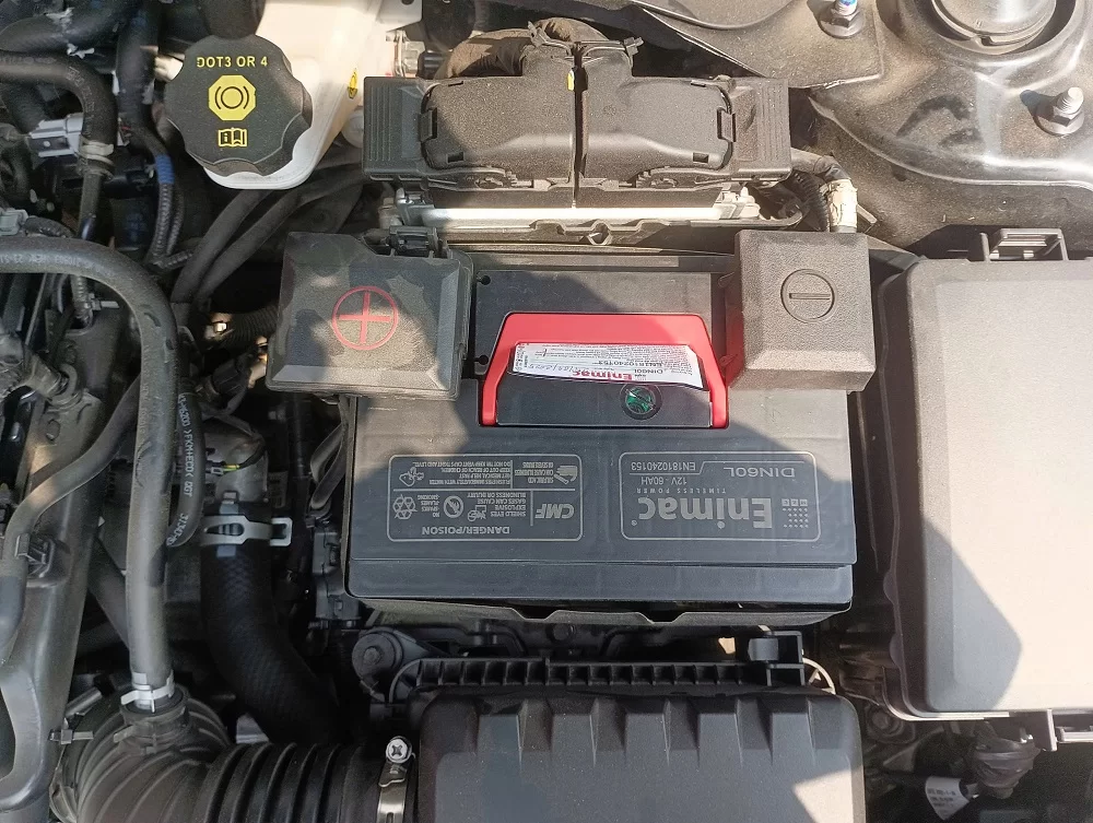 Thay bình ắc quy tại nhà cho xe Kia K3 1