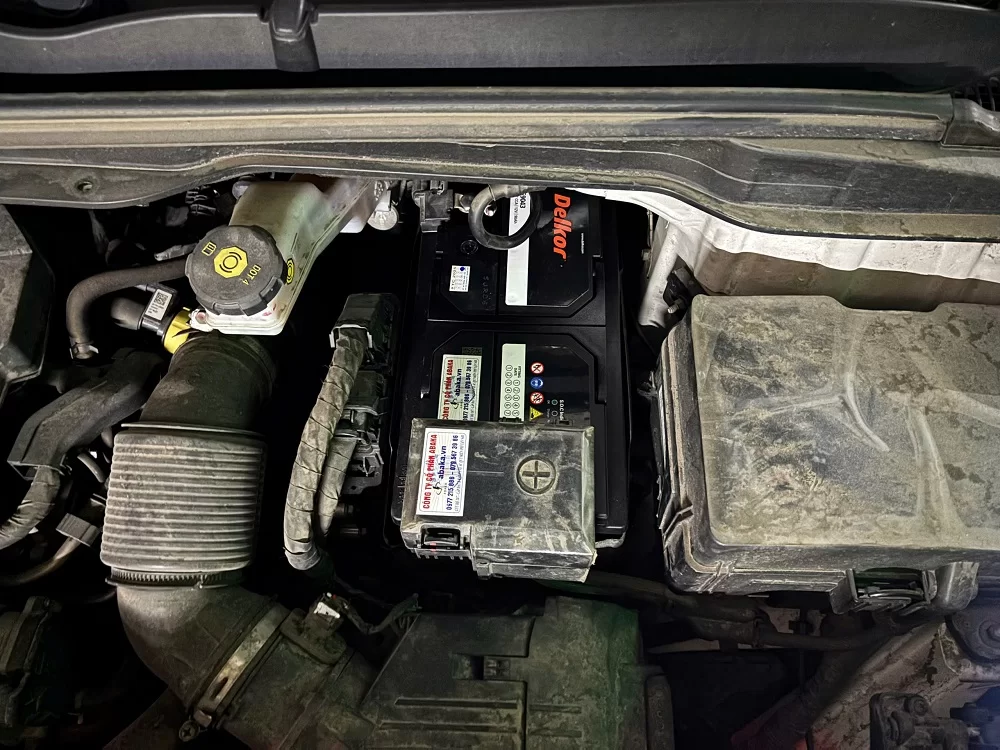 Thay bình ắc quy tại nhà cho xe Kia Carnival 1