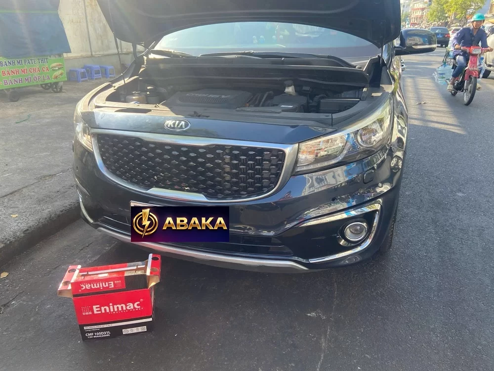 Thay bình ắc quy tại nhà cho xe Kia Carnival 2