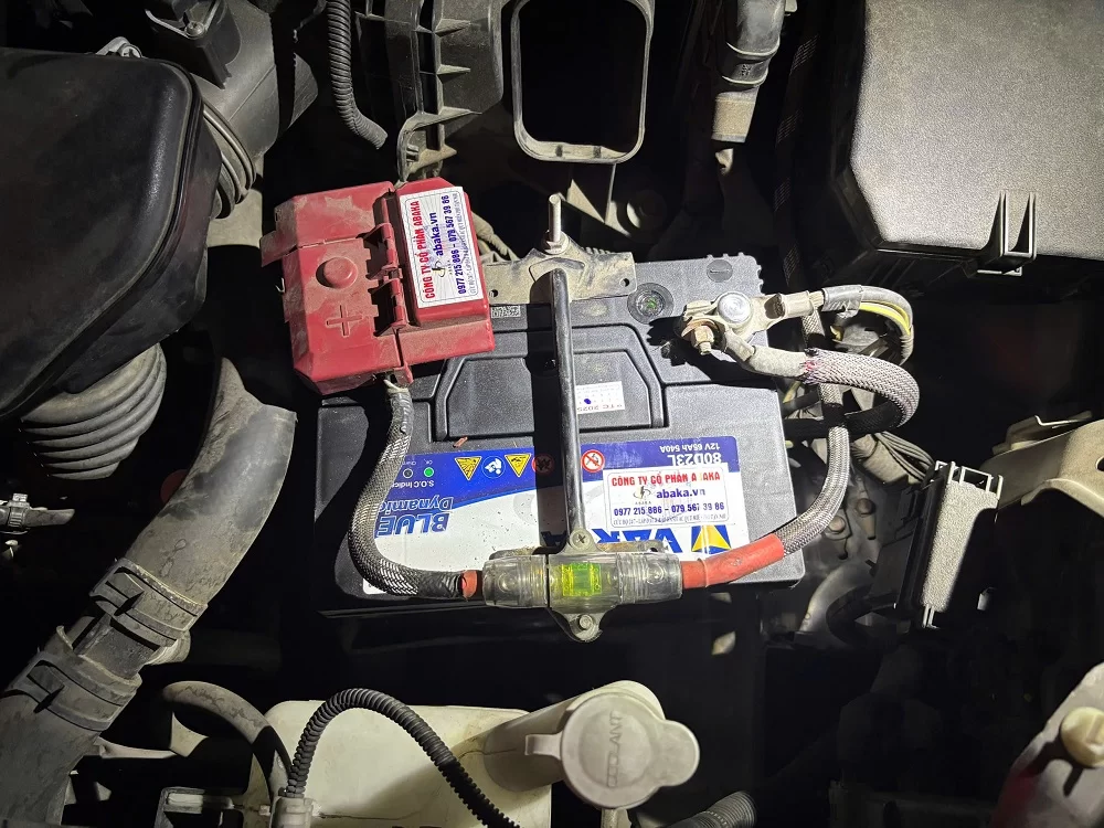 Thay bình ắc quy tại nhà cho xe Mazda 3 8