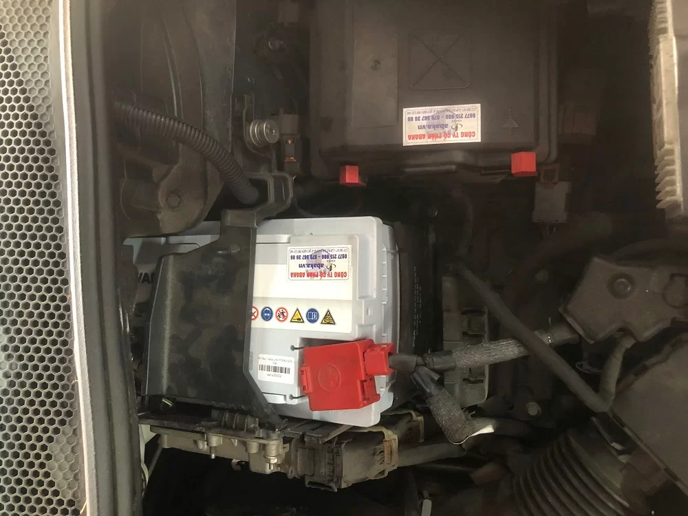 Thay bình ắc quy tại nhà cho xe Mercedes C-Class C180 1