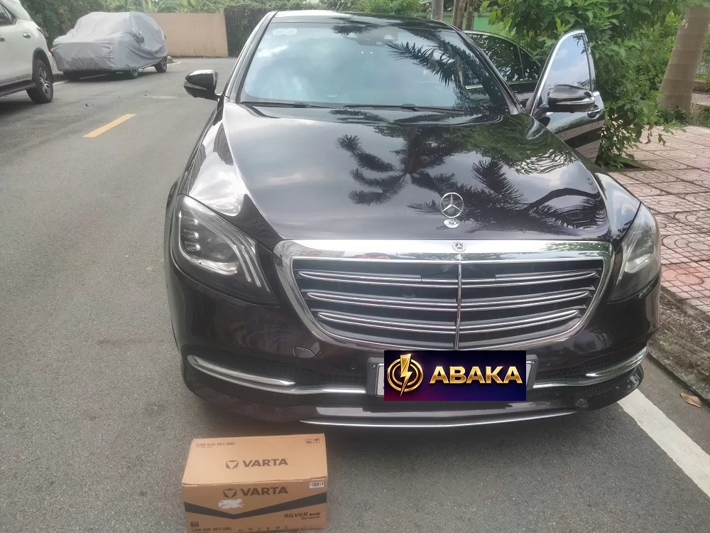 Thay bình ắc quy tại nhà cho xe Mercedes E-Class E200