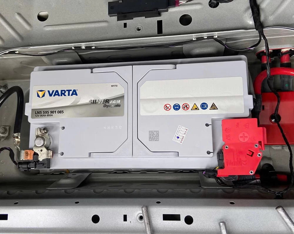 Thay bình ắc quy tại nhà cho xe Mercedes E-Class E200