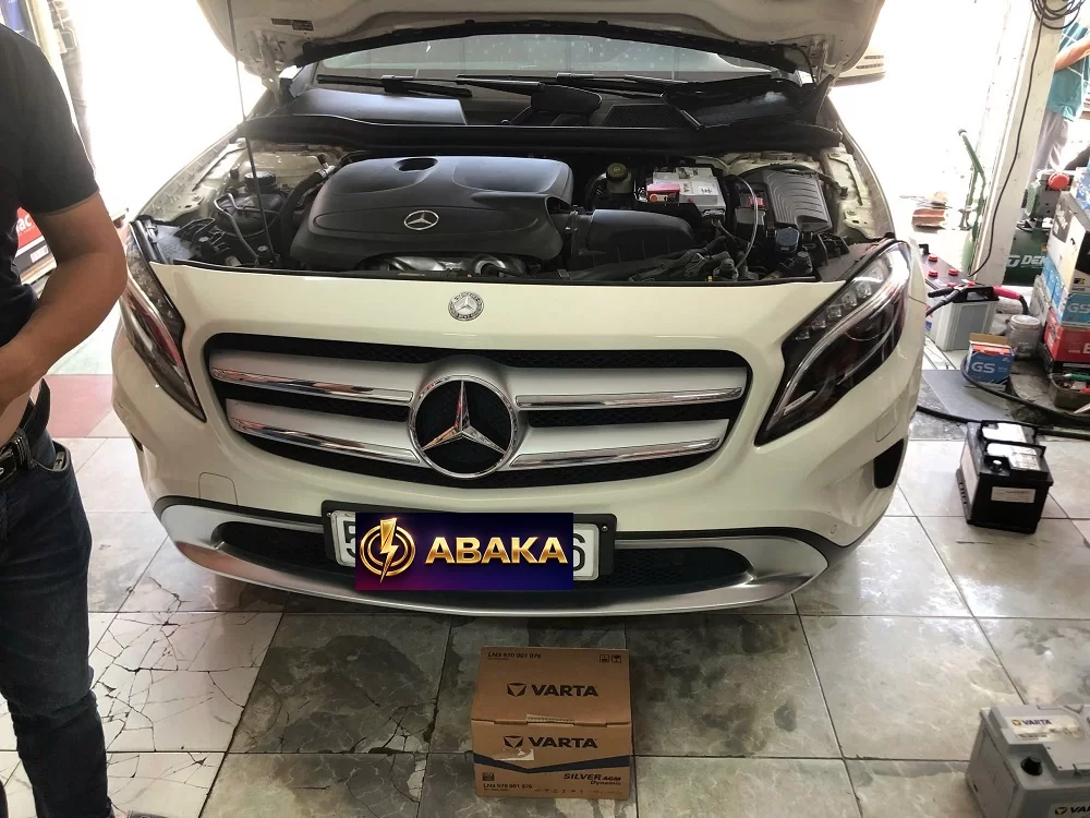 Thay bình ắc quy tại nhà cho xe Mercedes C-Class C200