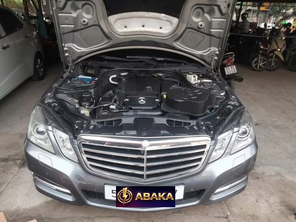 Thay bình ắc quy tại nhà cho xe Mercedes E-Class E180