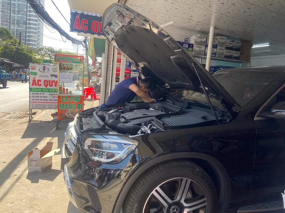Thay bình ắc quy tại nhà cho xe Mercedes GLC 300
