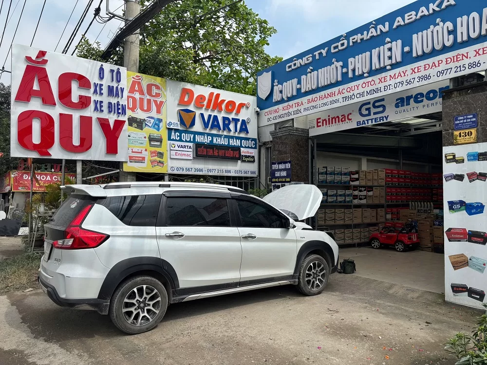 Thay bình ắc quy tại nhà cho xe Mercedes E-Class E200