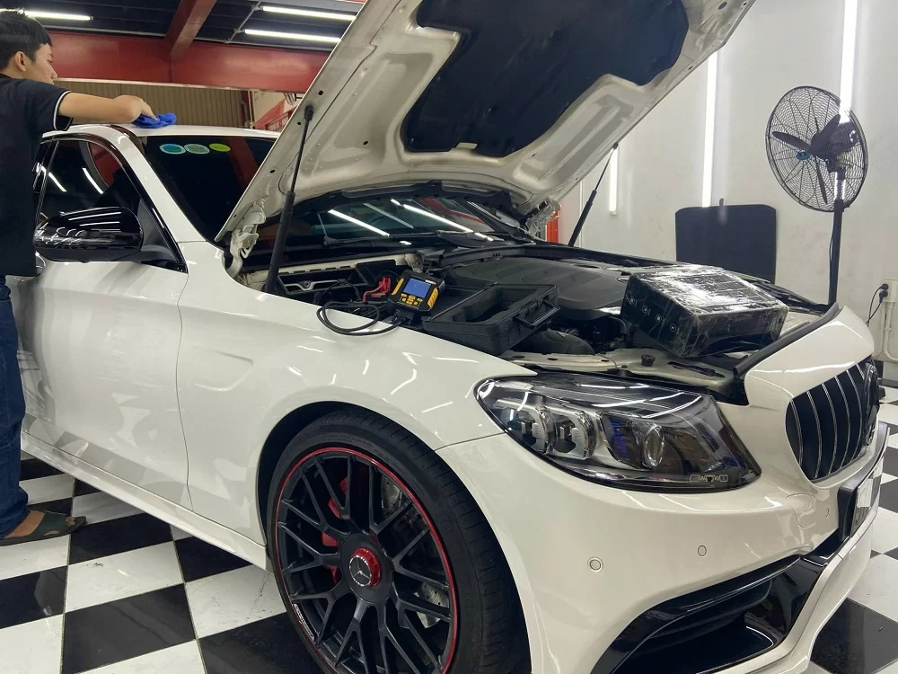 Thay bình ắc quy tại nhà cho xe Mercedes E-Class E200