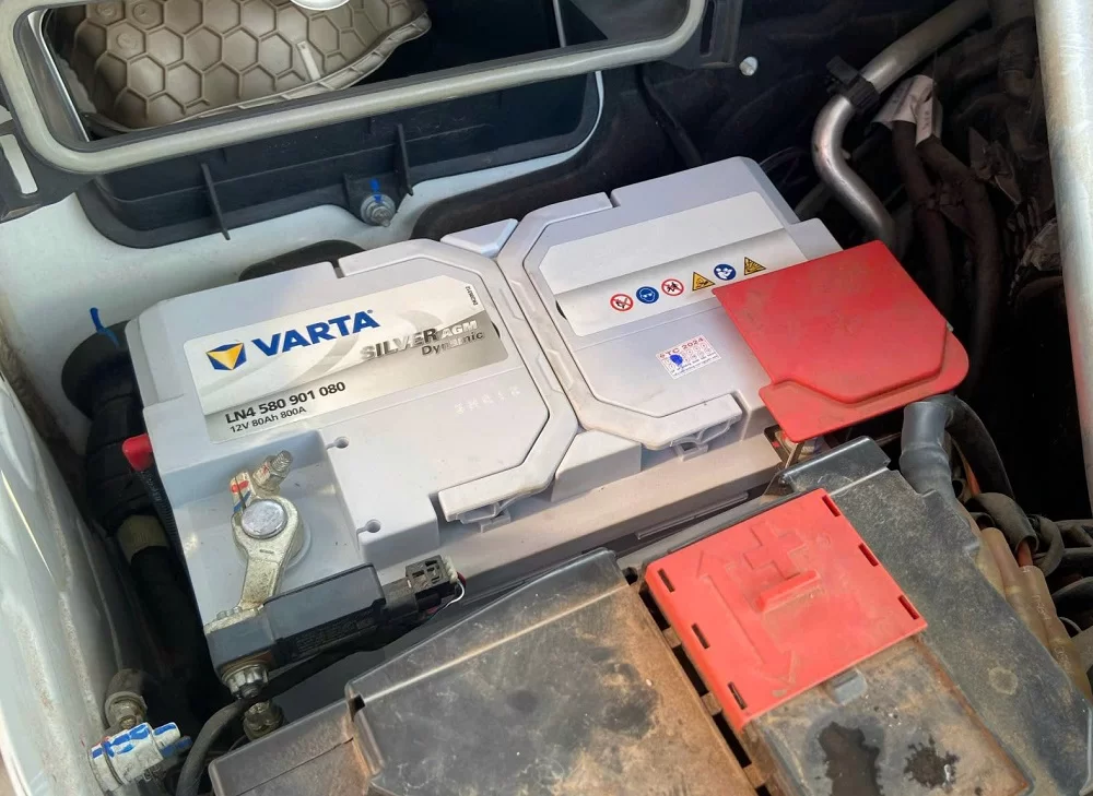 Thay bình ắc quy tại nhà cho xe Mercedes C-Class C180