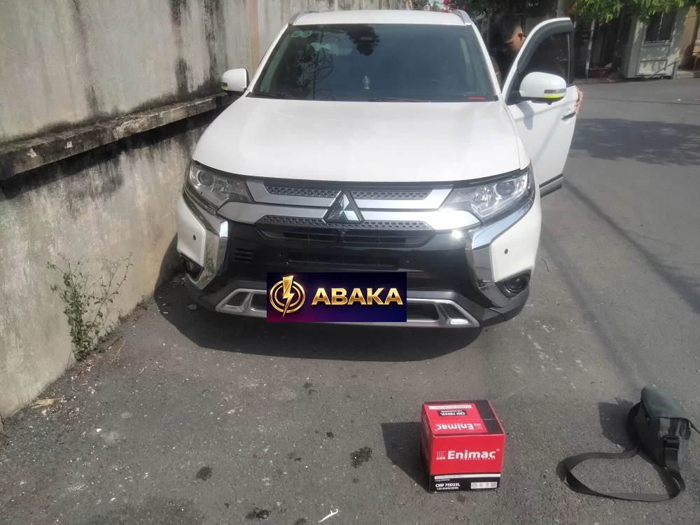 Thay bình ắc quy tại nhà cho xe Mitsubishi Outlander 5