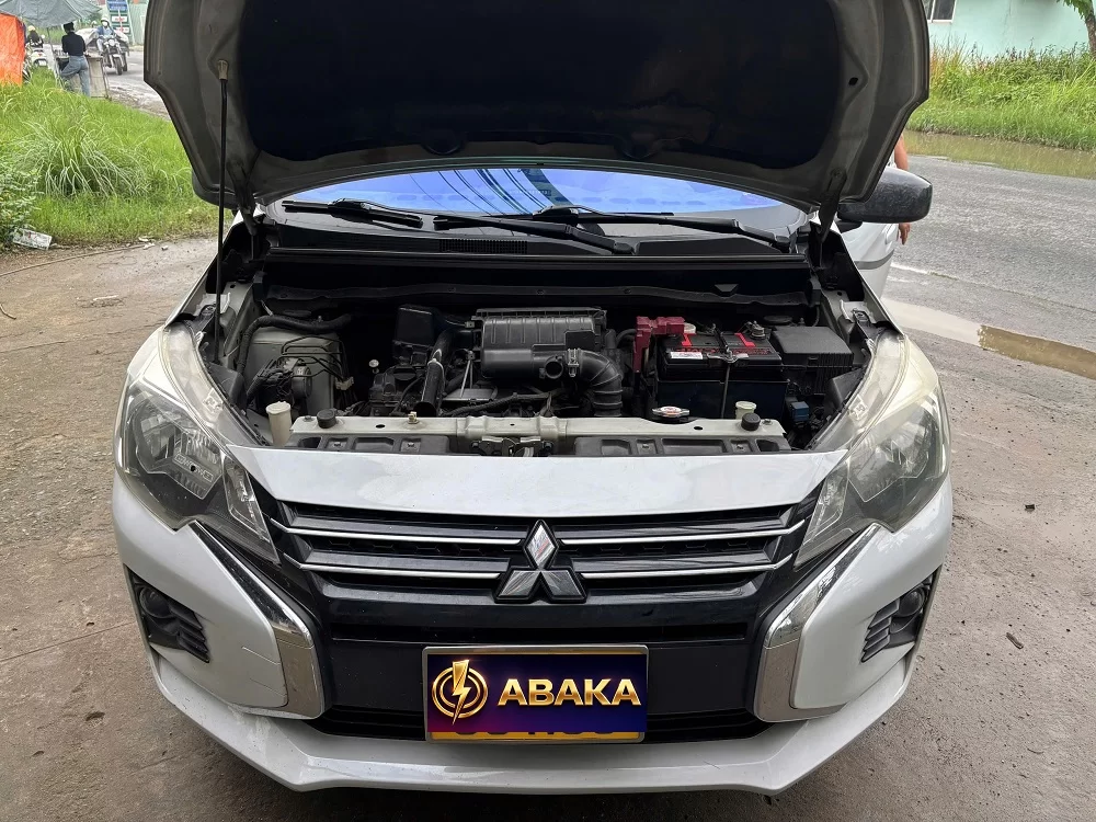 Thay bình ắc quy tại nhà cho xe Mitsubishi Xpander 1