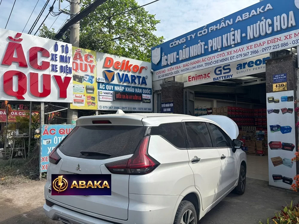 Thay bình ắc quy tại nhà cho xe Mitsubishi Xpander