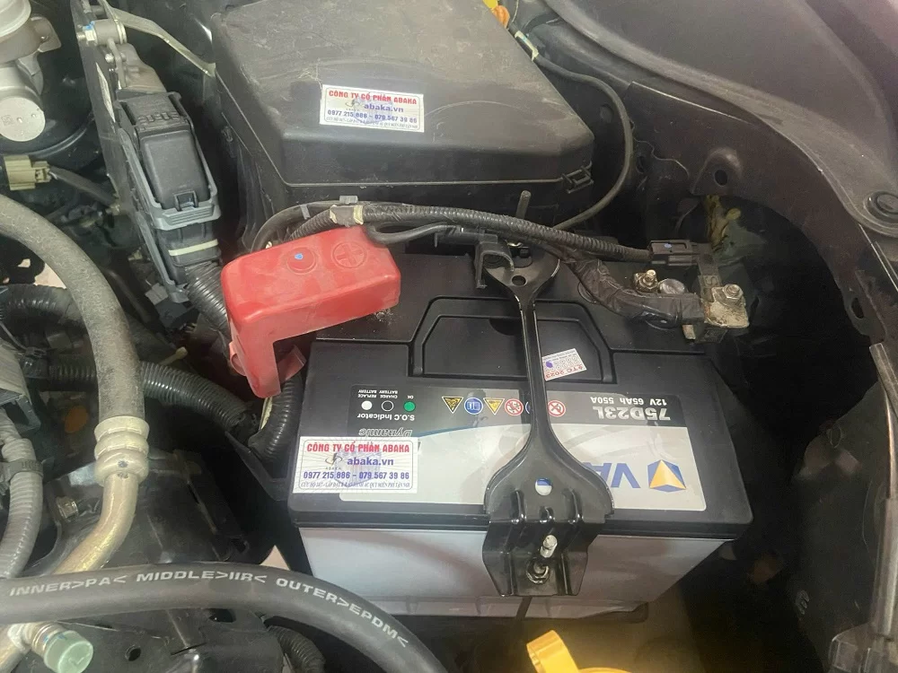 Thay bình ắc quy tại nhà cho xe Mitsubishi Outlander 4