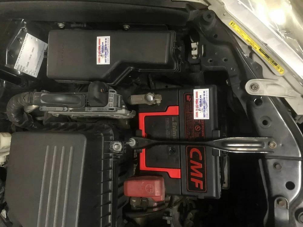 Thay bình ắc quy tại nhà cho xe Mitsubishi Outlander 6