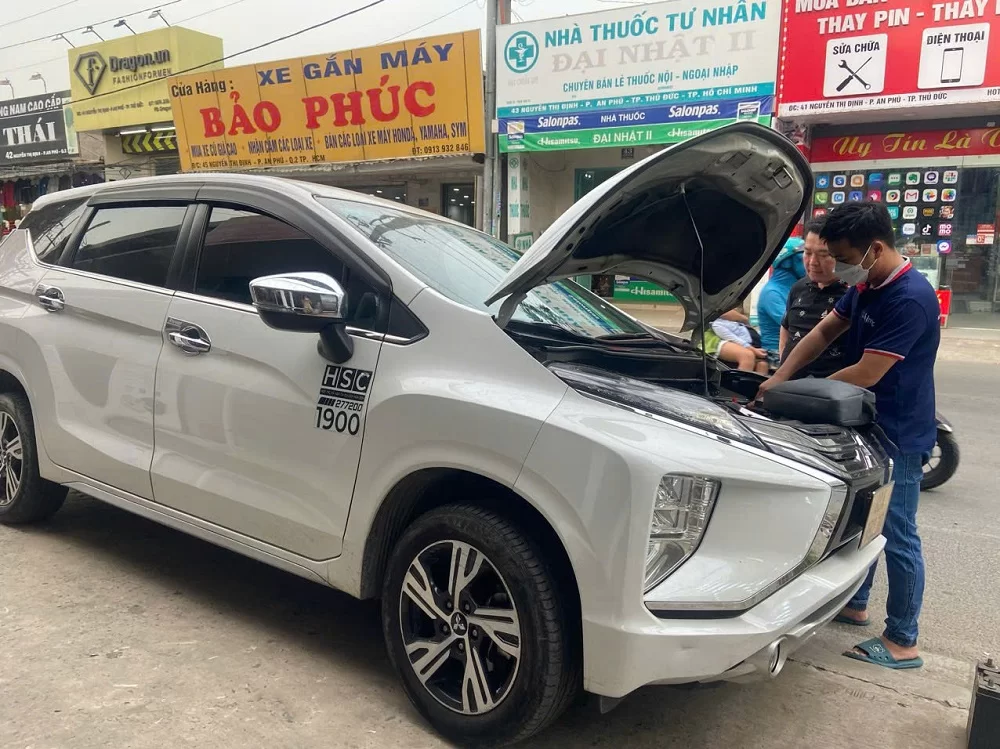 Thay bình ắc quy tại nhà cho xe Mitsubishi Xpander 7