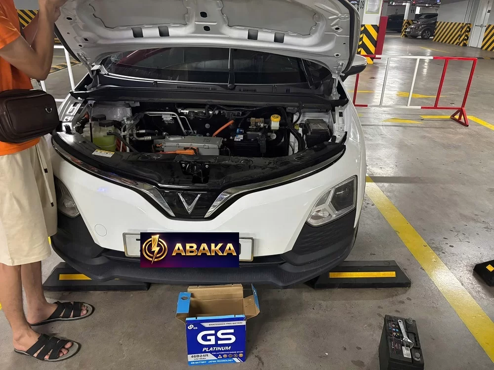 Thay bình ắc quy tại nhà cho xe VinFast Fadil 2