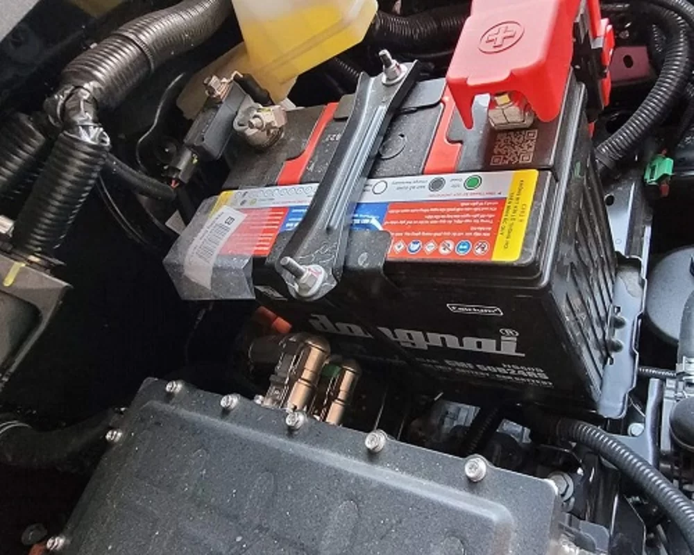 Thay bình ắc quy tại nhà cho xe VinFast VF9 6