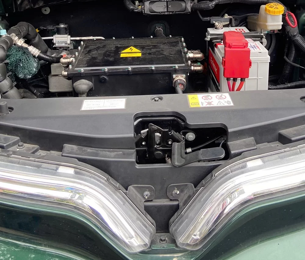 Thay bình ắc quy tại nhà cho xe VinFast VF6 7