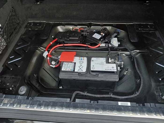 Thay ắc quy xe Mercedes C63 AMG chính hãng, giá tốt nhất hiện nay 8