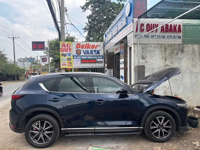 Thay bình ắc quy Mazda CX-9 Vinhomes Grand Park (1)
