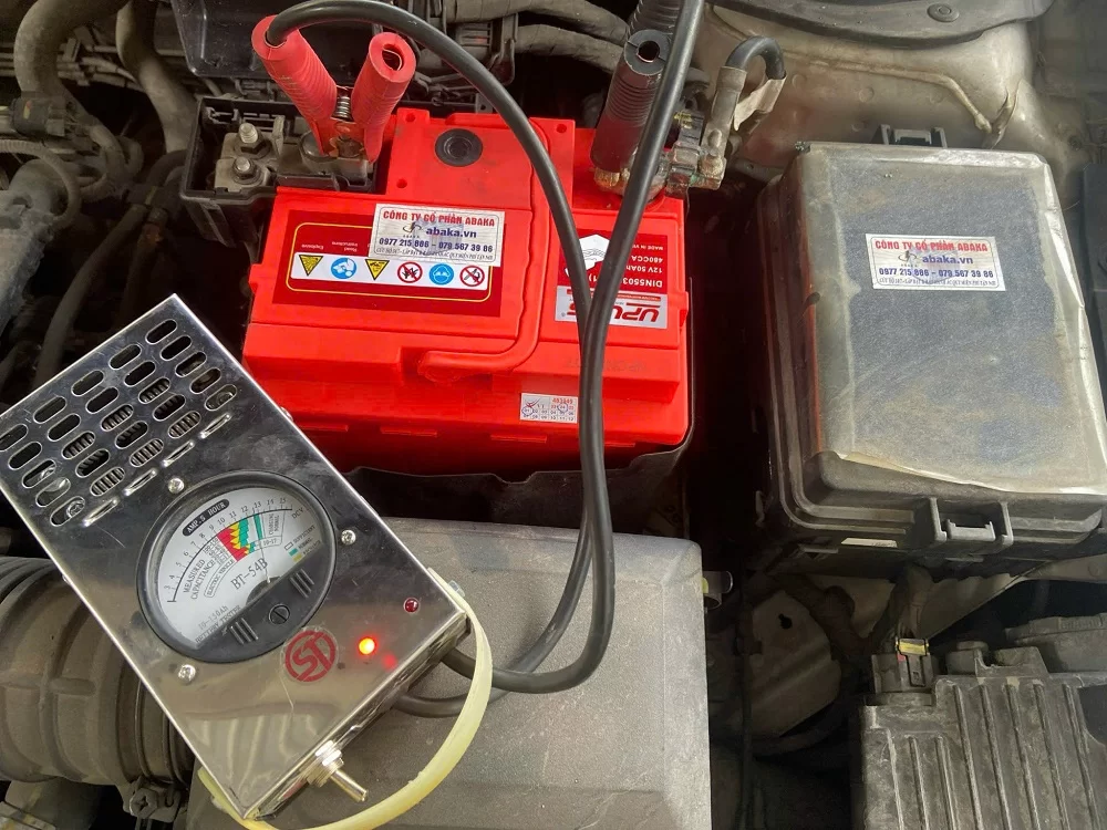 Thay bình ắc quy tại nhà cho xe Hyundai Accent 3