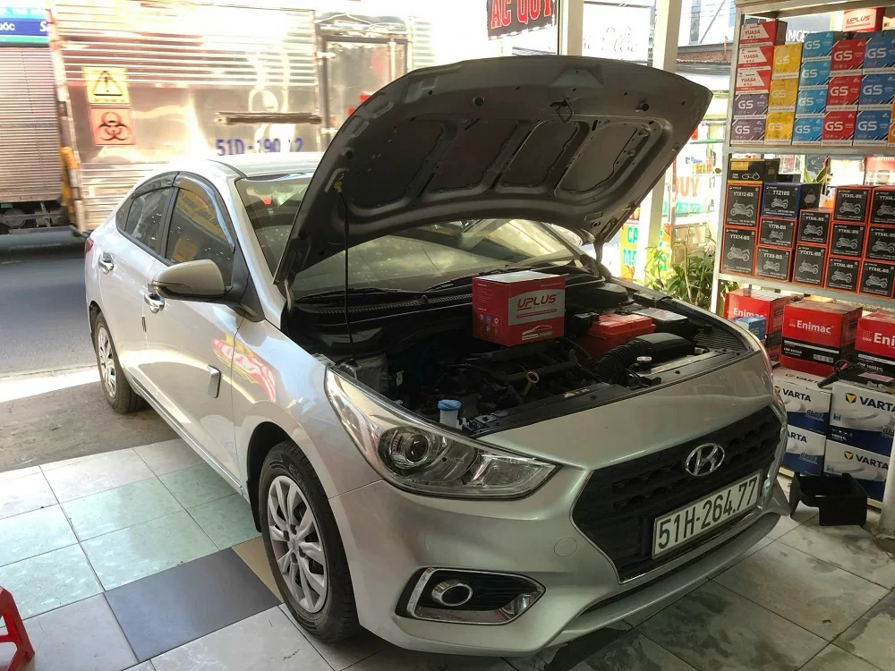 Thay bình ắc quy tại nhà cho xe Hyundai Accent