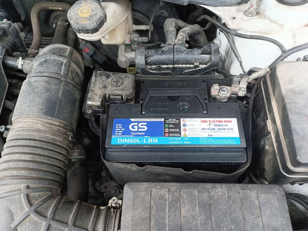 Thay bình ắc quy tại nhà cho xe Hyundai Accent 1
