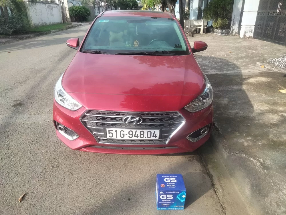 Thay bình ắc quy tại nhà cho xe Hyundai Accent 7