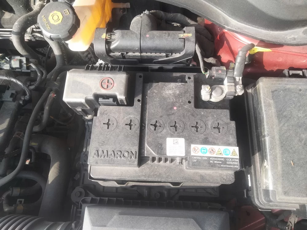 Thay bình ắc quy tại nhà cho xe Hyundai Accent 6