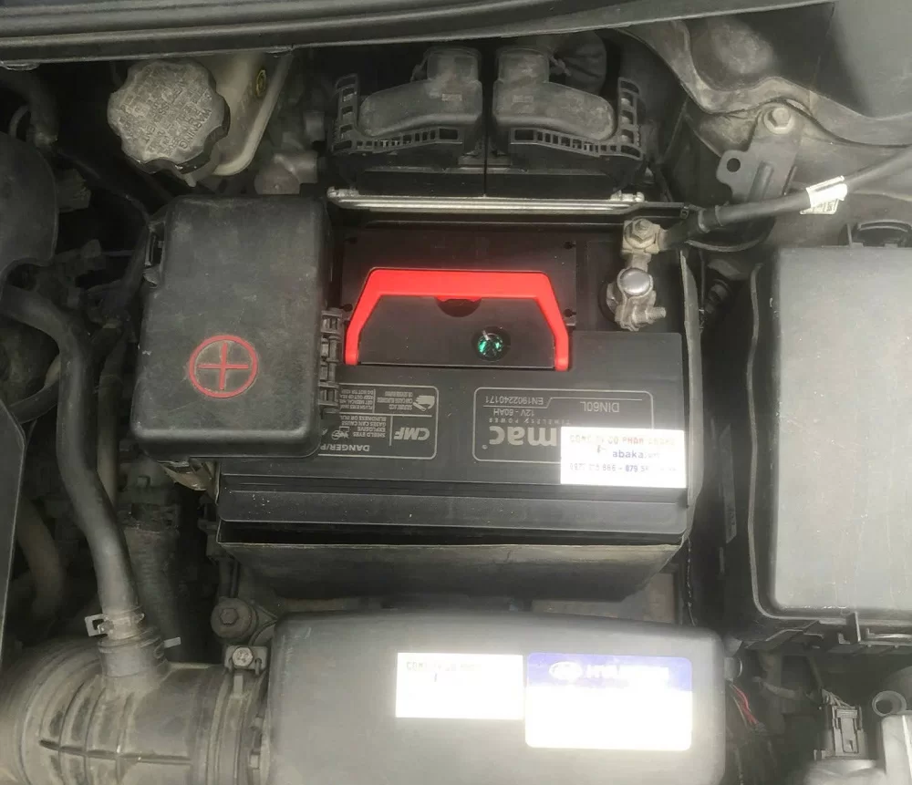 Thay bình ắc quy tại nhà cho xe Hyundai Tucson 1
